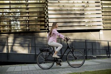 Frau auf Fahrrad