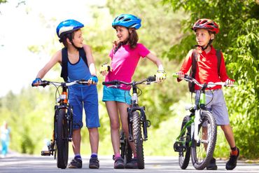 Kinder mit Fahrrädern