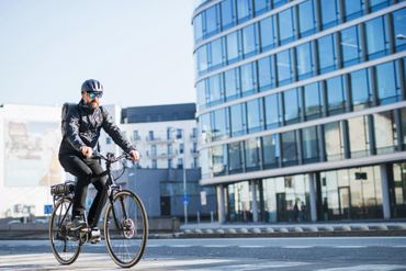 Mann mit Fahrrad in der Stadt